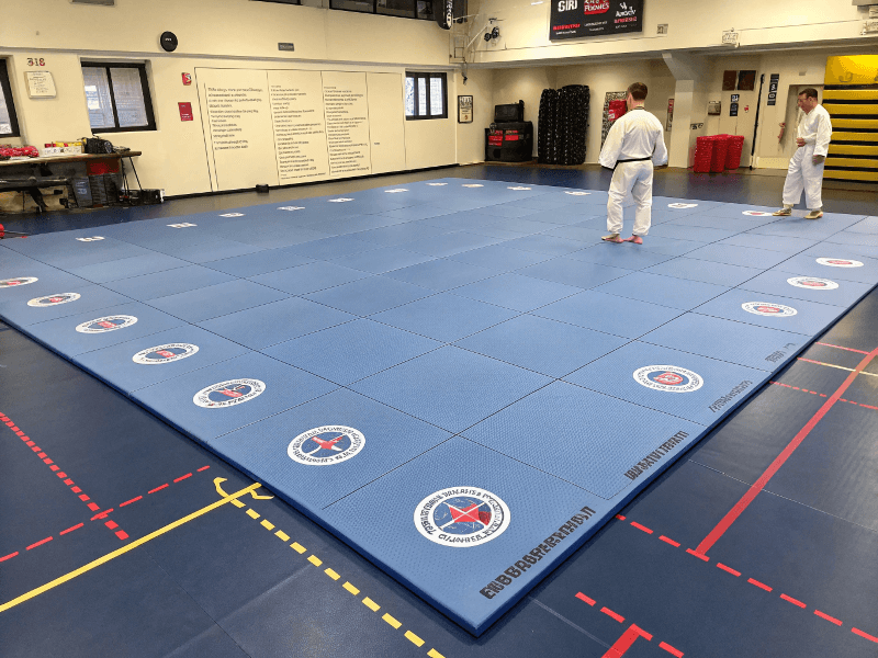 Pruebas de superficie de los tapetes de judo